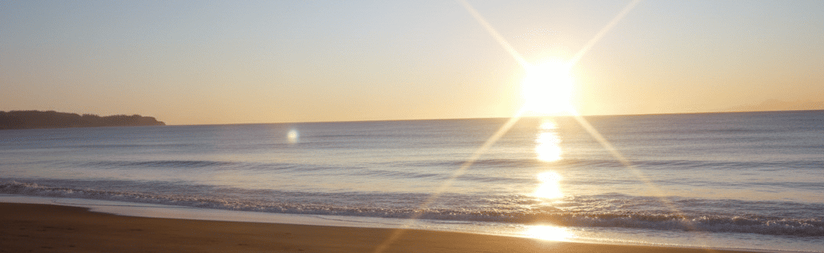 朝日が昇る水平線の風景
